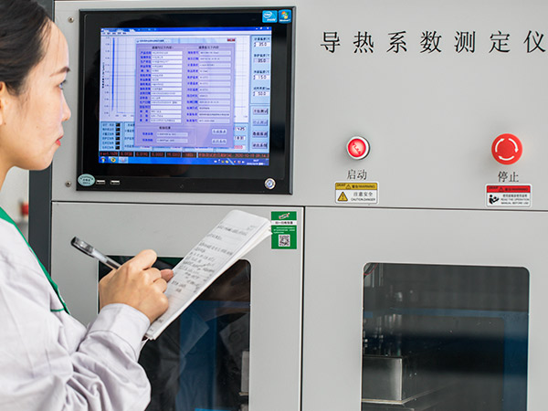 用儀器進行導熱系數(shù)測試